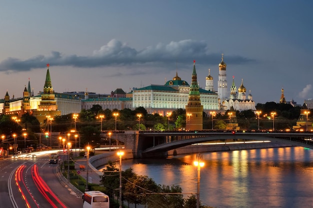 Beleuchtete Gebäude am Fluss gegen den Himmel in der Stadt Moskau Kremlin