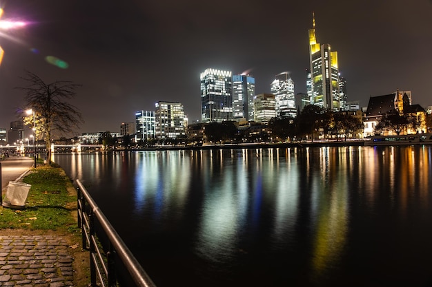 Foto beleuchtete gebäude am fluss gegen den nachthimmel