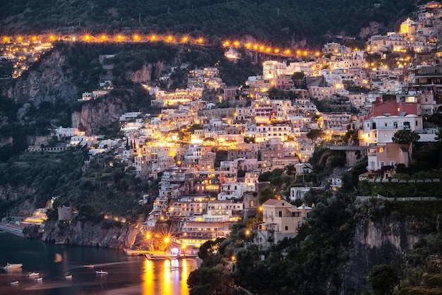Beleuchtete Gebäude auf dem Berg in Positano