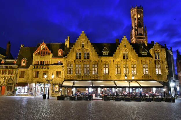 Foto beleuchtete gebäude gegen den blauen himmel in der nacht