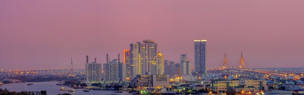 Foto beleuchtete gebäude in der stadt bei sonnenuntergang bangkok