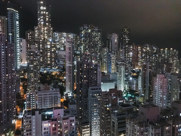 Beleuchtete Gebäude in der Stadt in der Nacht