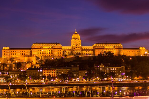 Foto beleuchtete gebäude in der stadt in der nacht