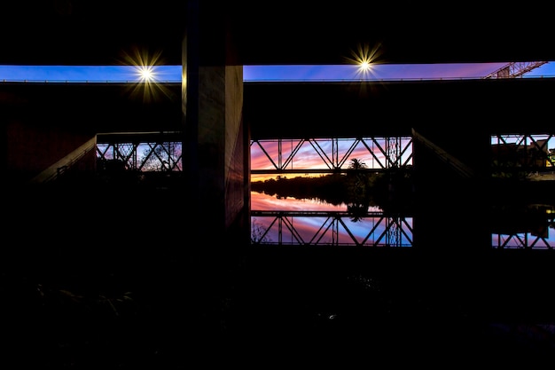 Foto beleuchtete gebaute struktur in der nacht