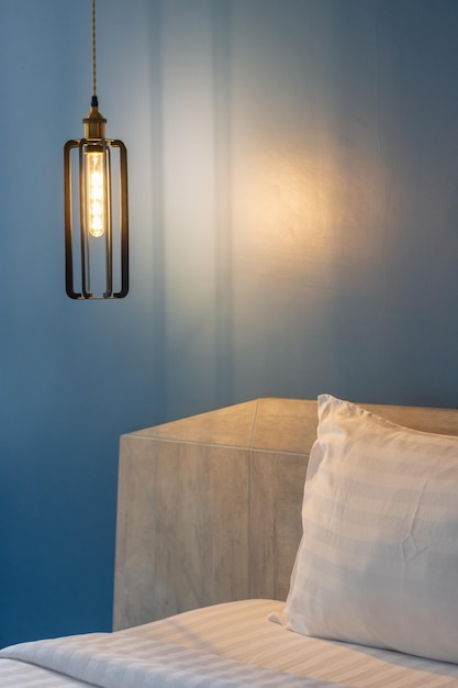 Beleuchtete Lampe an der Wand des Gebäudes