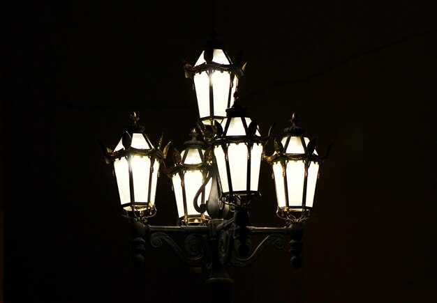 Beleuchtete Leuchtpfosten in der Nacht