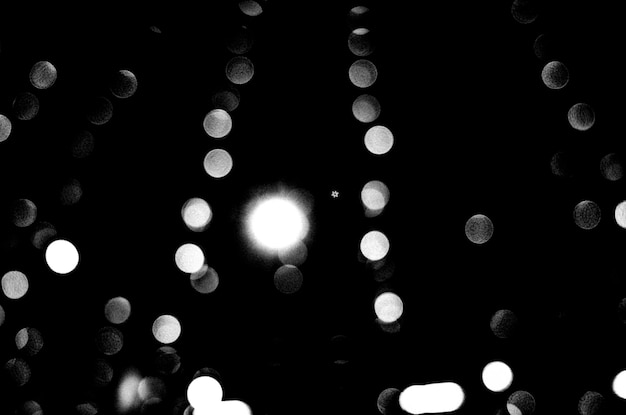Beleuchtete Lichter vor schwarzem Hintergrund