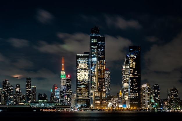 Beleuchtete moderne Gebäude am Meer gegen den Himmel in der Stadt