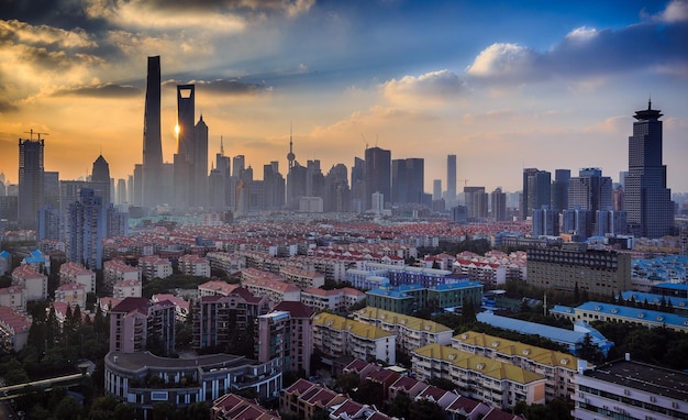 Beleuchtete moderne Gebäude gegen den Himmel beim Sonnenuntergang