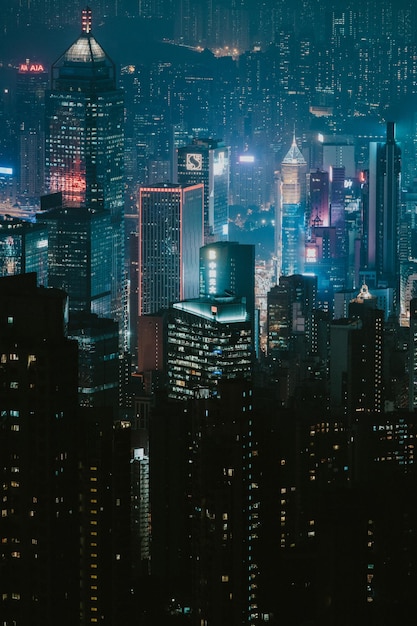 Beleuchtete moderne Gebäude in der Stadt in der Nacht