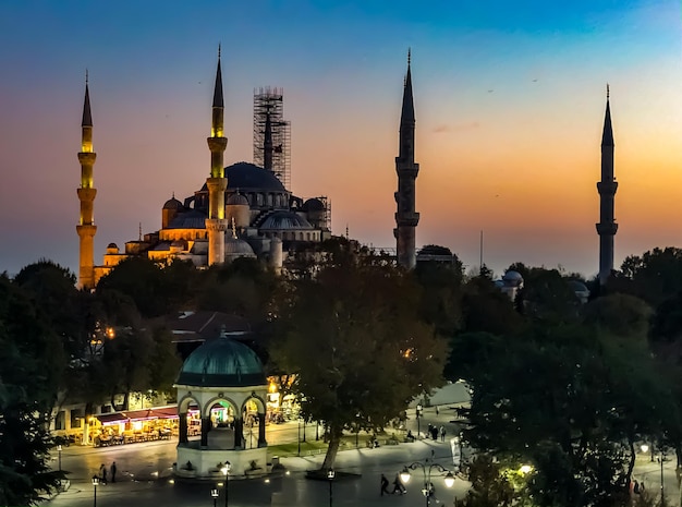 Beleuchtete Moschee gegen den Himmel bei Sonnenuntergang