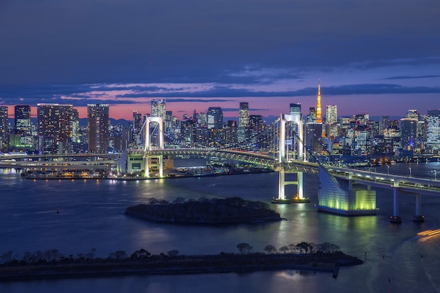 Beleuchtete Regenbogenbrücke - Tokio Odaiba Wasserfront gegen den Himmel während der Nacht