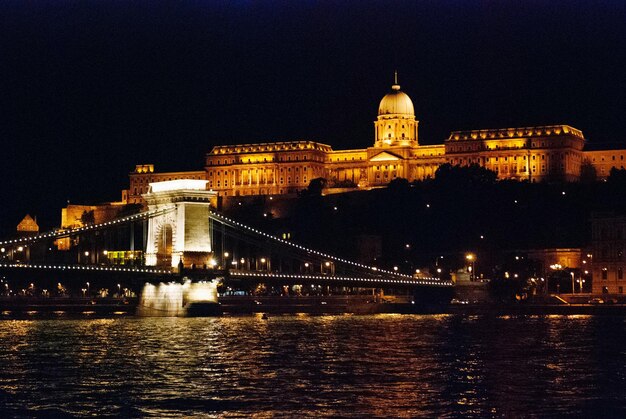 Beleuchtete Stadt bei Nacht