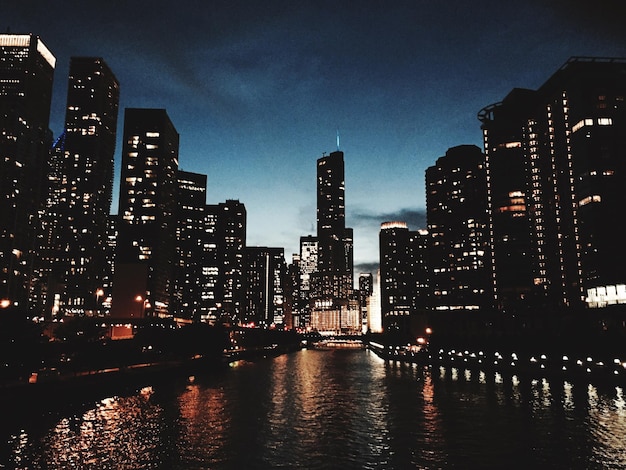 Beleuchtete Stadt bei Nacht