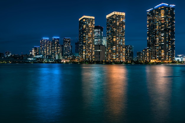 Beleuchtete Stadt in der Nacht