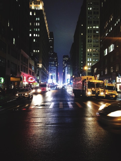 Beleuchtete Stadt in der Nacht