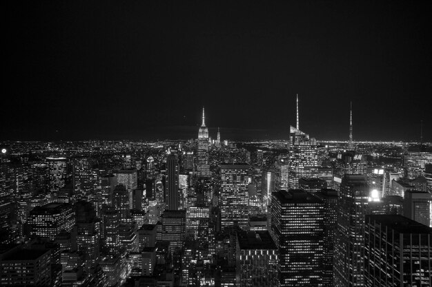 Beleuchtete Stadtlandschaft in der Nacht