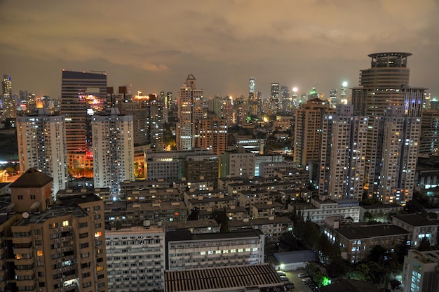 Beleuchtete Stadtlandschaft in der Nacht