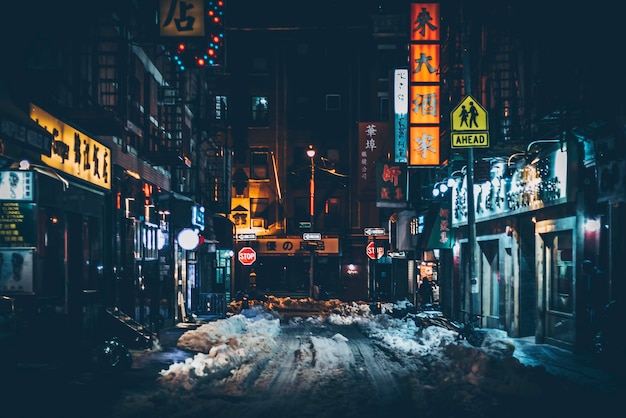 Beleuchtete Stadtstraße in der Nacht im Winter