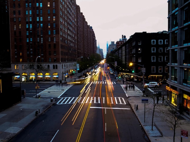 Beleuchtete Stadtstraße in der Nacht