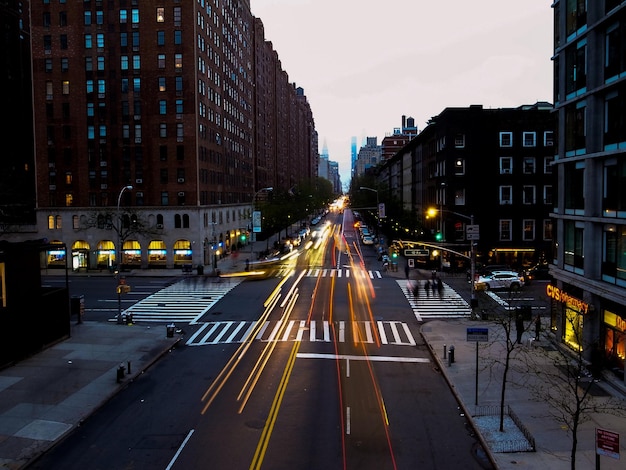 Foto beleuchtete stadtstraße in der nacht