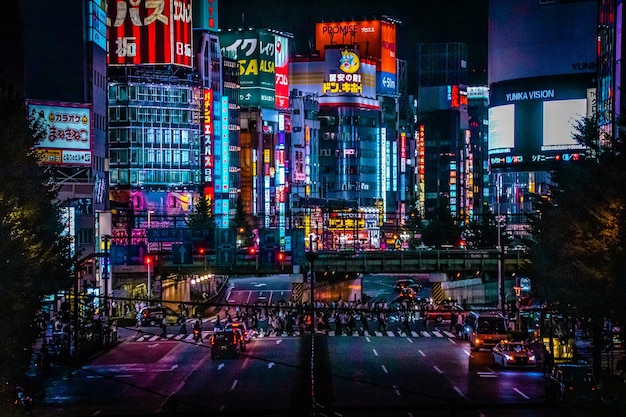Beleuchtete Stadtstraßen und Gebäude in der Nacht