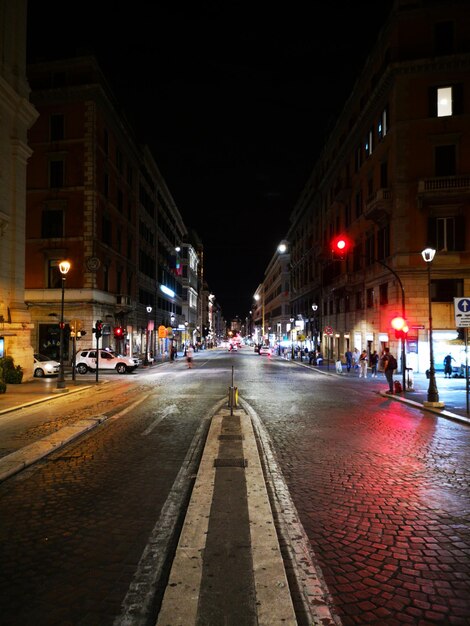 Beleuchtete Stadtstraßen und Gebäude in der Nacht