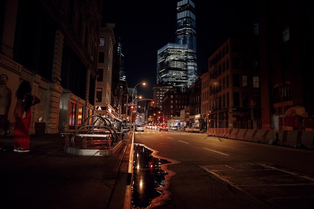 Beleuchtete Straße in der Stadt in der Nacht