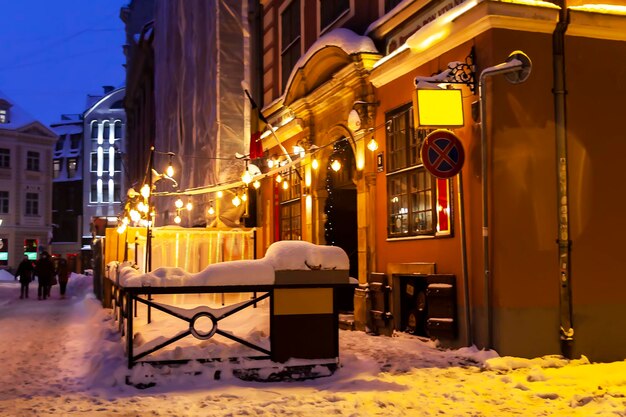 Beleuchtete Straße in der Stadt Weihnachtsschmuck in der Altstadt von Riga Lettland