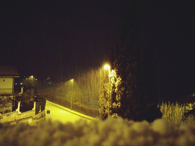 Foto beleuchtete straßenbeleuchtung in der nacht