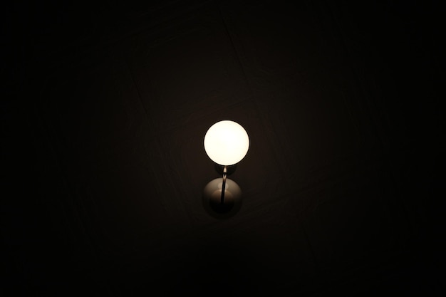 Foto beleuchtete straßenlampe in der nacht