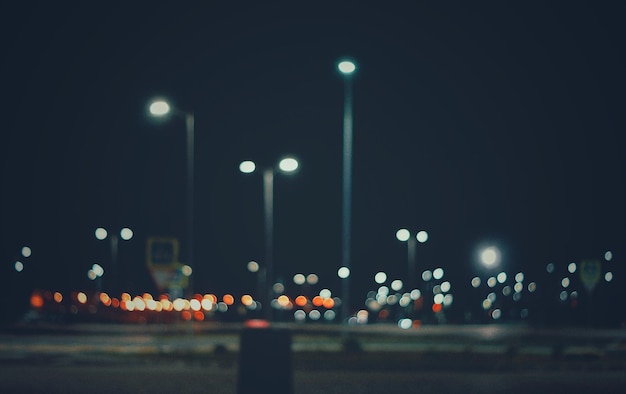 Beleuchtete Straßenlichter in der Nacht
