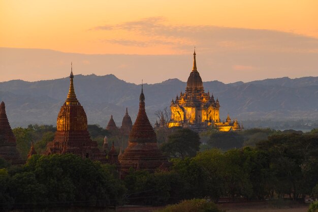 Beleuchtete Tempel von Bagan in der Abenddämmerung