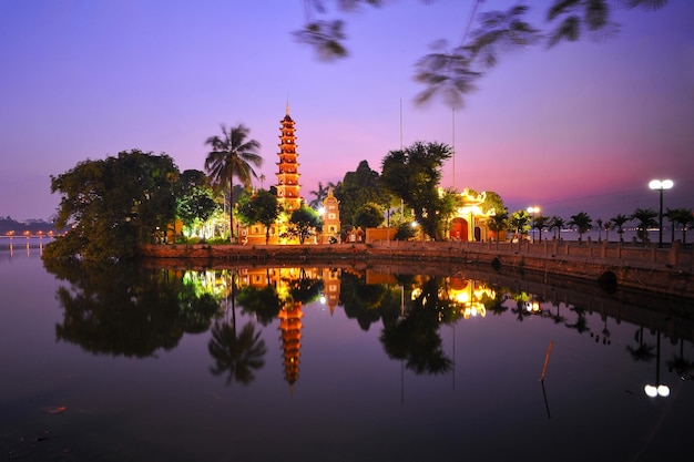 Beleuchtete Tran Quoc-Pagode durch Reflexionssee gegen den Himmel