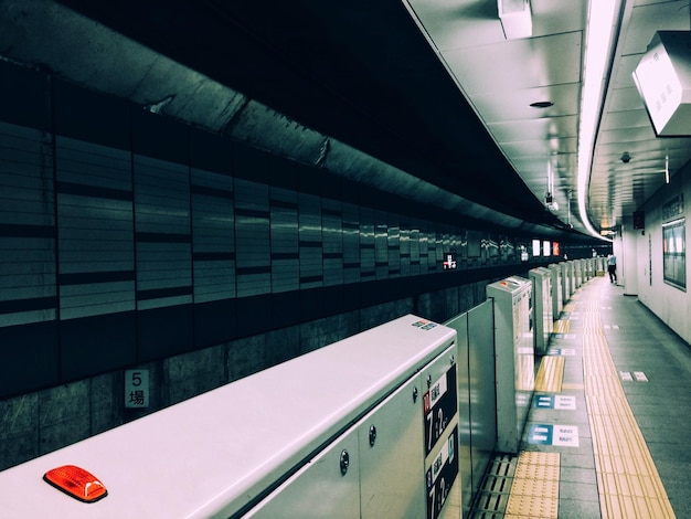 Foto beleuchtete u-bahn-station