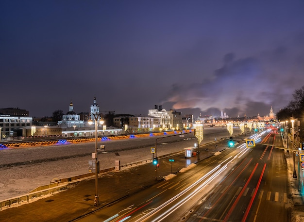 Beleuchteter Damm mit Autolichtspuren Moskauer Kreml in der Stadt Moskau Russland