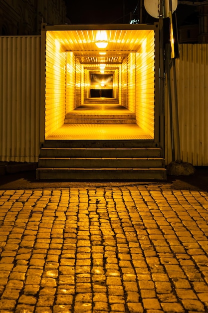 Beleuchteter Fußgängerüberweg in der Nacht