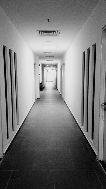 Foto beleuchteter korridor