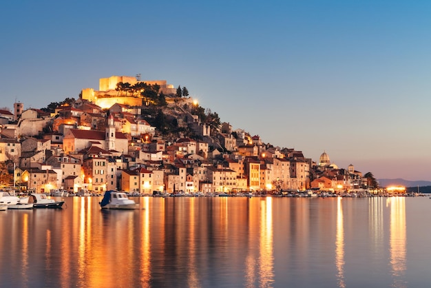 Beleuchteter Panoramablick auf Sibenik in KroatienxDxA