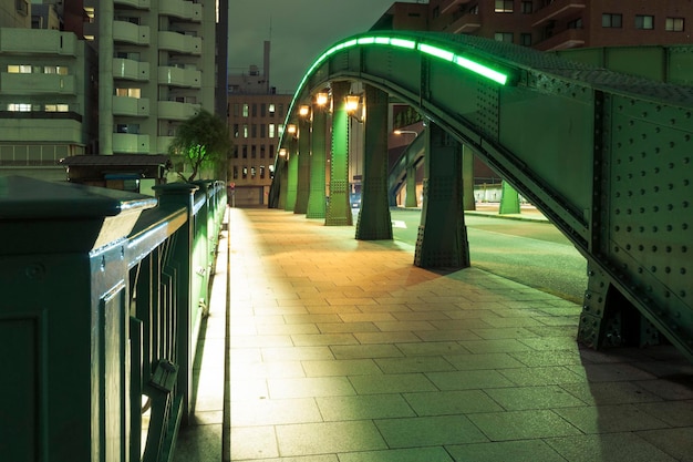 Beleuchteter Stadtweg mit metallischer Bogenstruktur