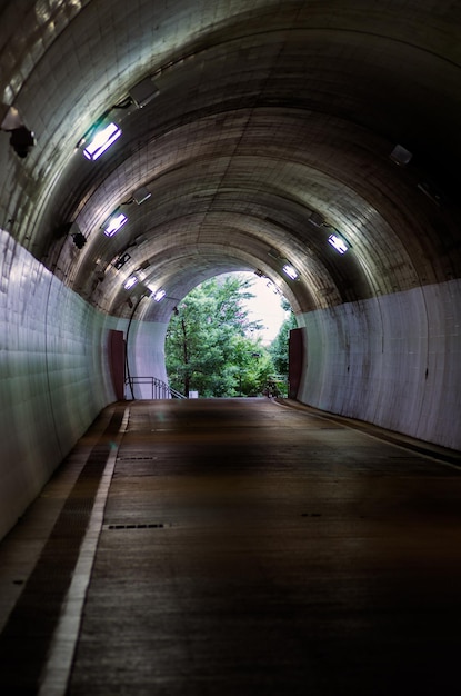 Foto beleuchteter tunnel