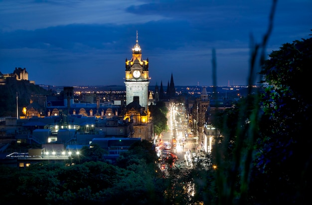 Beleuchteter Turm des Balmoral Hotels in der Nacht