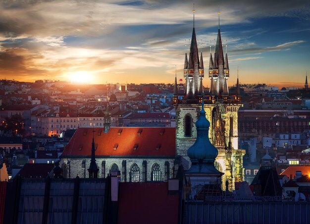 Beleuchteter Tynsky-Tempel in Prag bei Sonnenuntergang