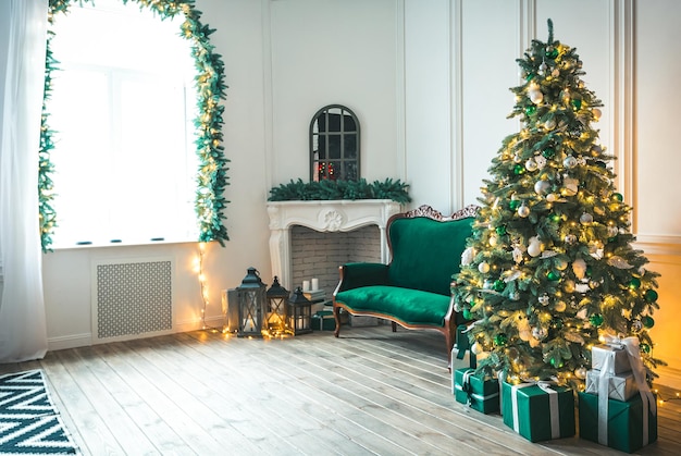 Beleuchteter Weihnachtsbaum auf dem Holzboden zu Hause