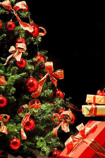 Beleuchteter Weihnachtsbaum in der Nacht