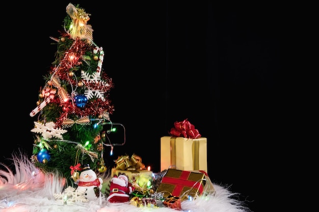 Beleuchteter Weihnachtsbaum vor schwarzem Hintergrund