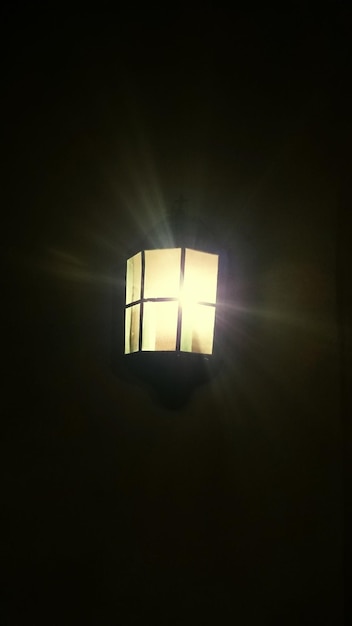Beleuchtetes elektrisches Licht an der Wand in der Kirche