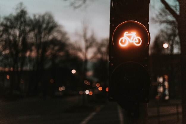 Foto beleuchtetes fahrradspurzeichen an einer ampel in der stadt in der dämmerung