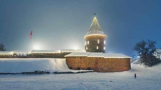 Foto beleuchtetes gebäude, das mit schnee gegen den himmel bedeckt ist