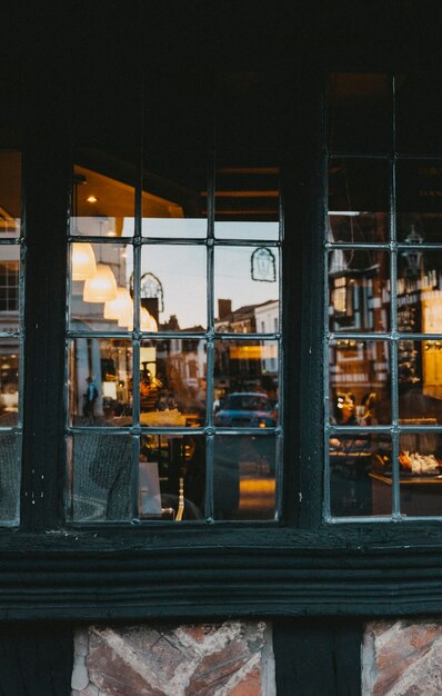 Foto beleuchtetes restaurant durch ein glasfenster